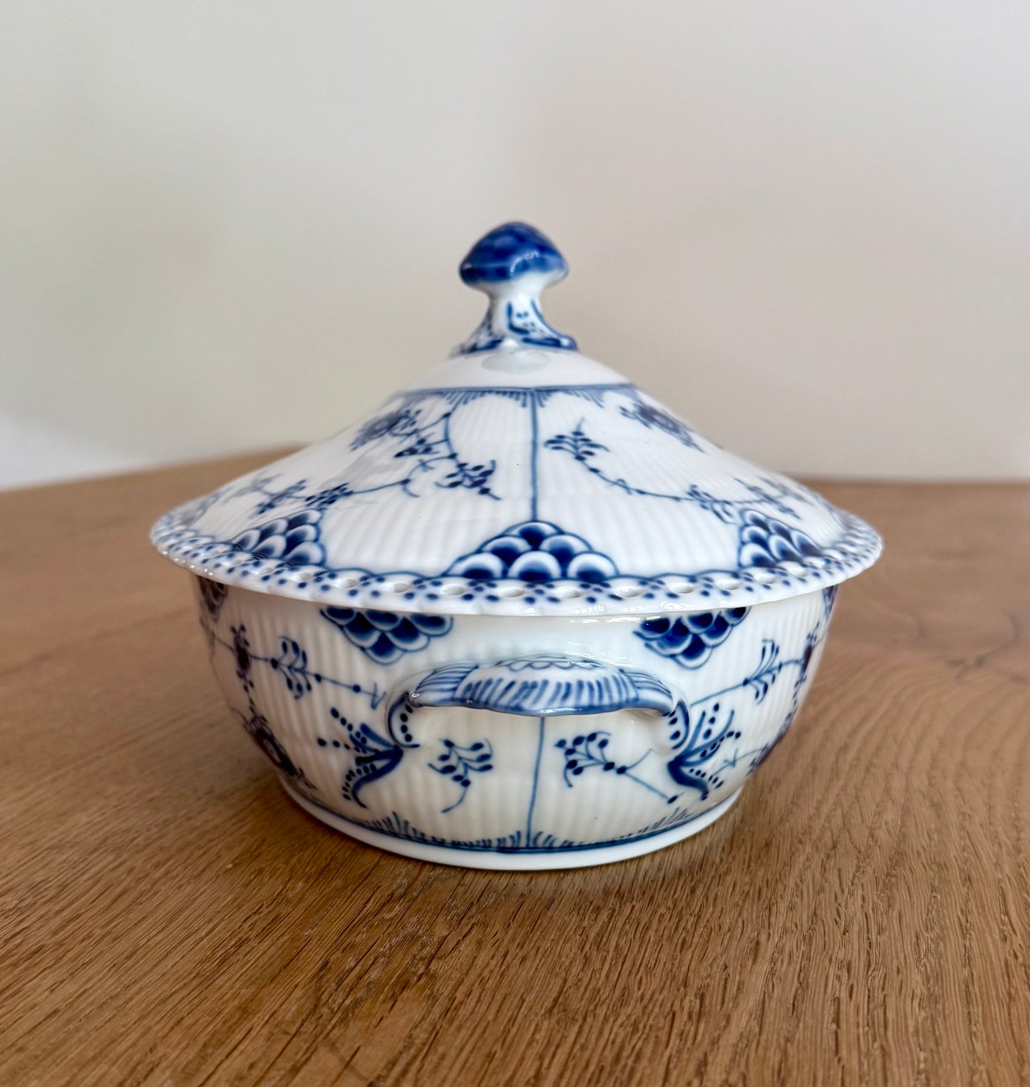 Royal Copenhagen Blue Fluted Full Lace tureen (#1129)