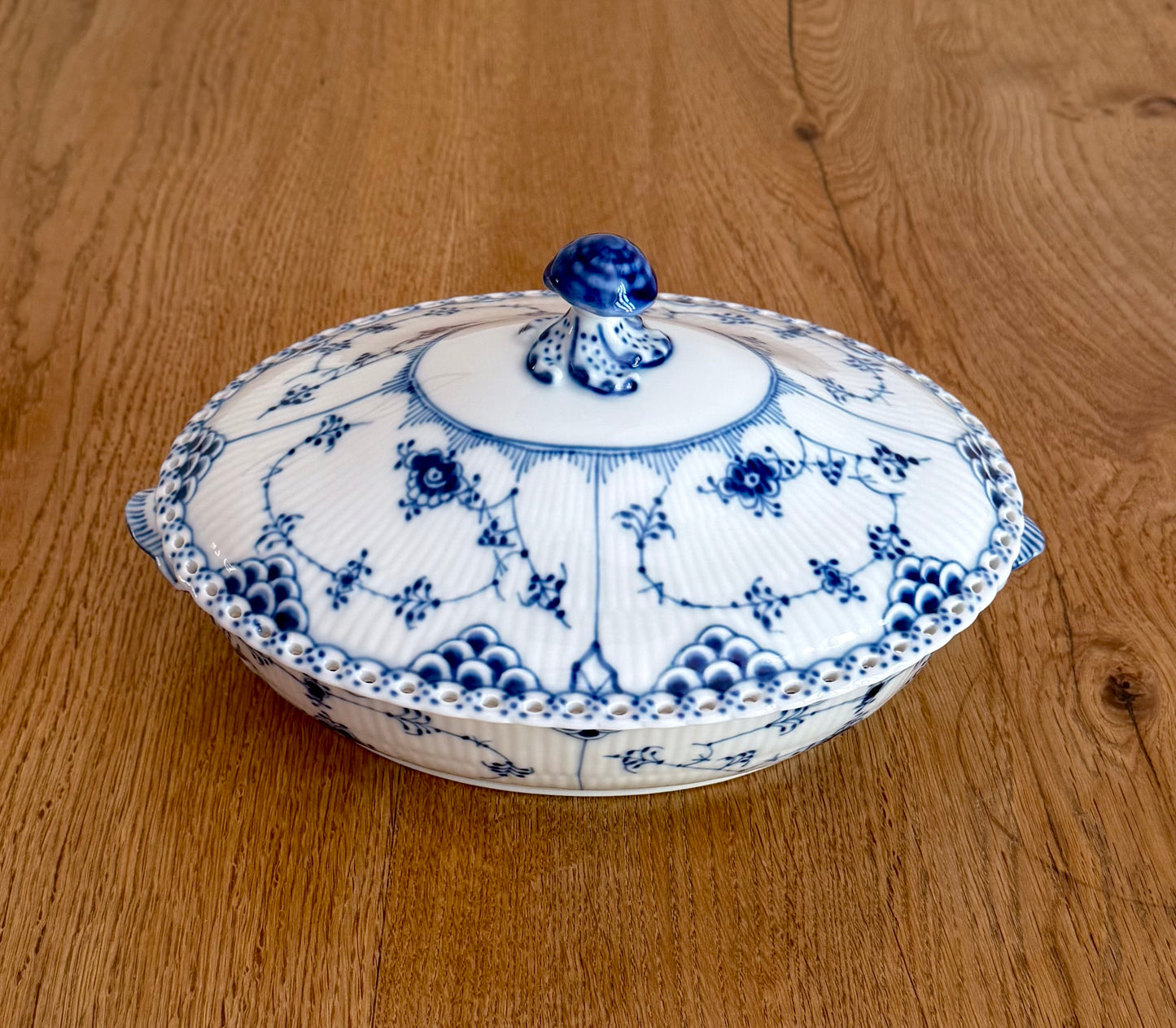 Royal Copenhagen Blue Fluted Full Lace tureen (#1129)