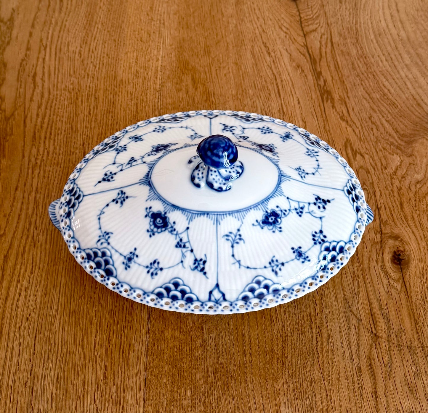 Royal Copenhagen Blue Fluted Full Lace tureen (#1129)
