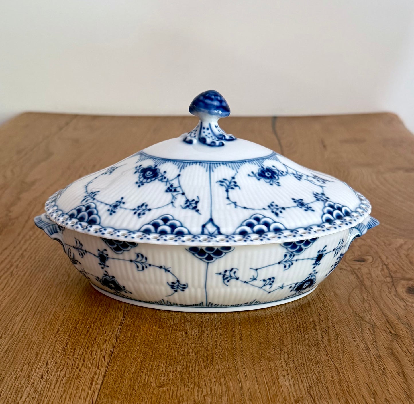 Royal Copenhagen Blue Fluted Full Lace tureen (#1129)