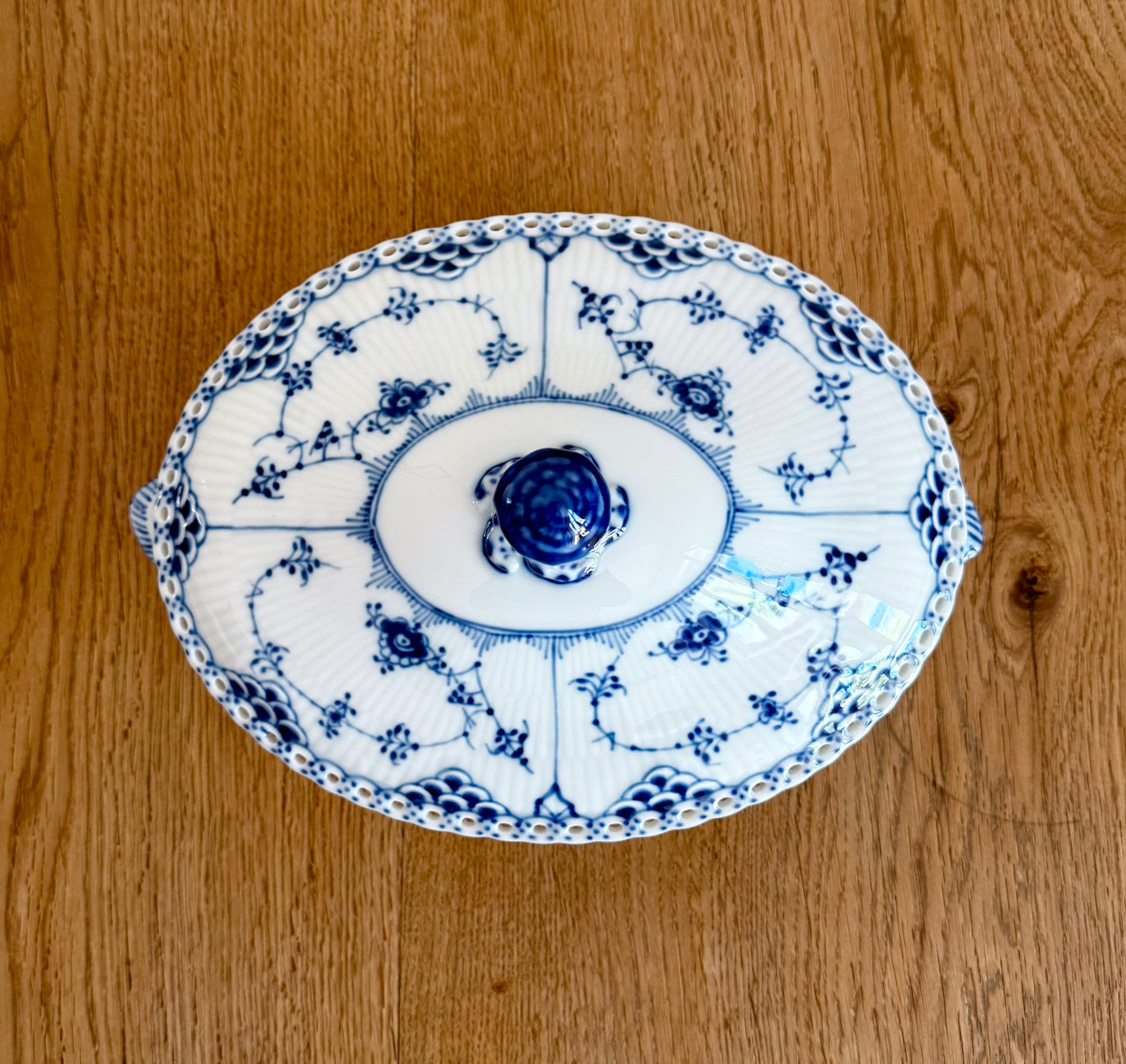 Royal Copenhagen Blue Fluted Full Lace tureen (#1129)