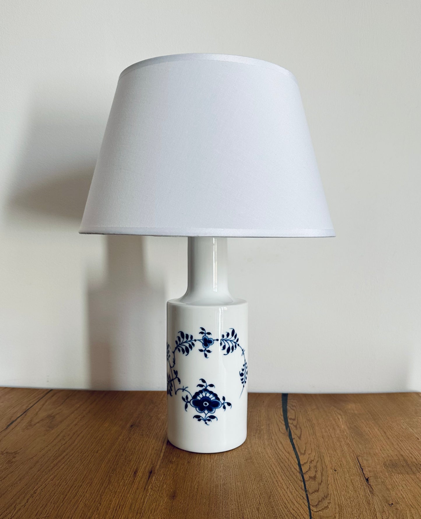Original mussel painted Royal Copenhagen table lamp
