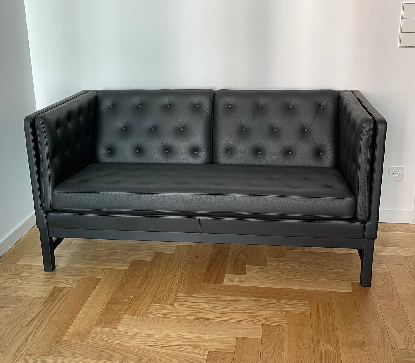 Original EJ315 couch. A 2-person couch from Erik Ole Jørgensen