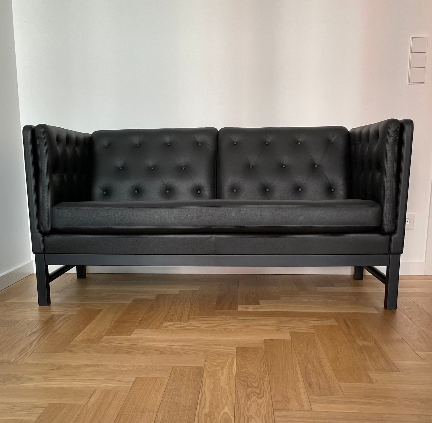 Original EJ315 couch. A 2-person couch from Erik Ole Jørgensen