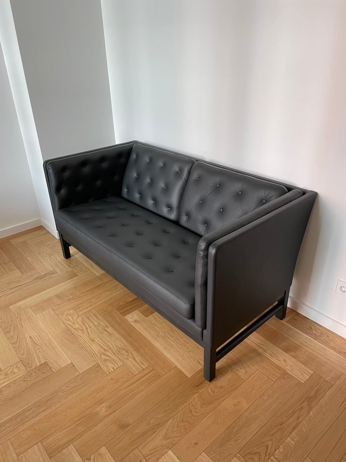 Original EJ315 couch. A 2-person couch from Erik Ole Jørgensen