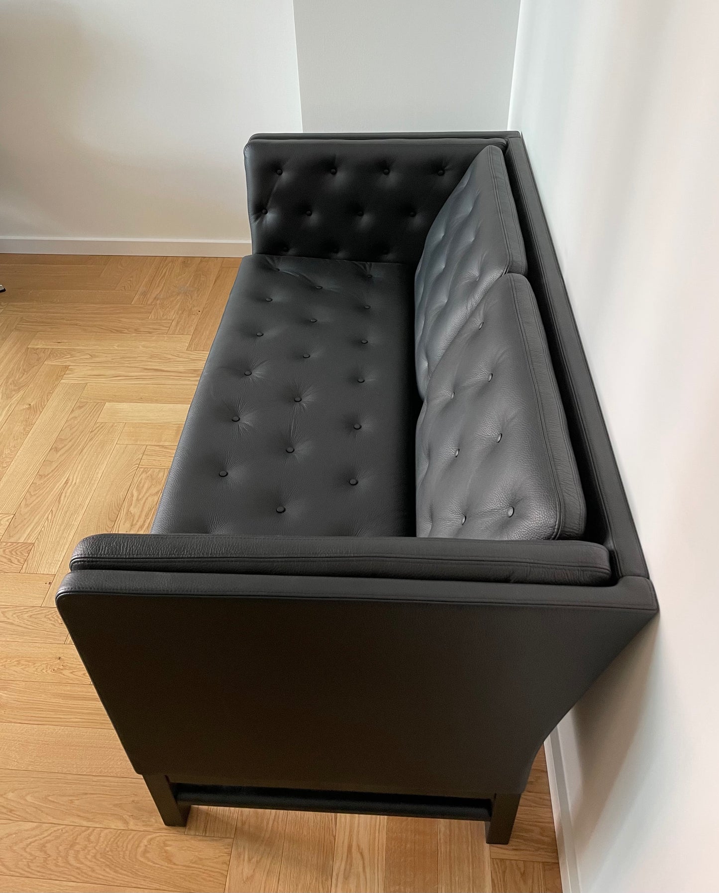 Original EJ315 couch. A 2-person couch from Erik Ole Jørgensen