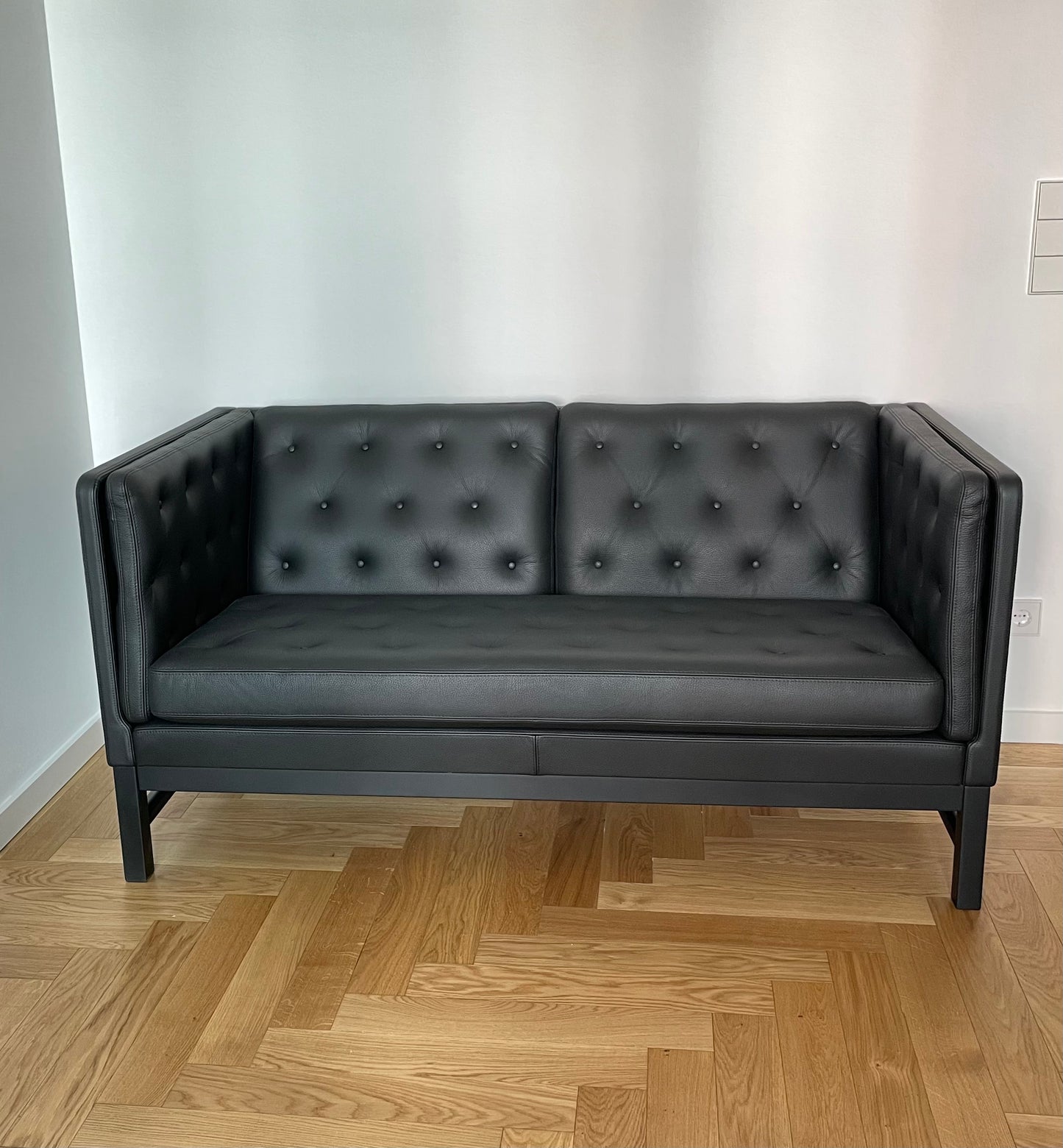 Original EJ315 couch. A 2-person couch from Erik Ole Jørgensen