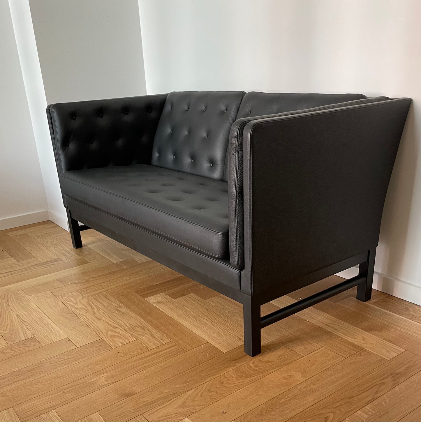 Original EJ315 couch. A 2-person couch from Erik Ole Jørgensen