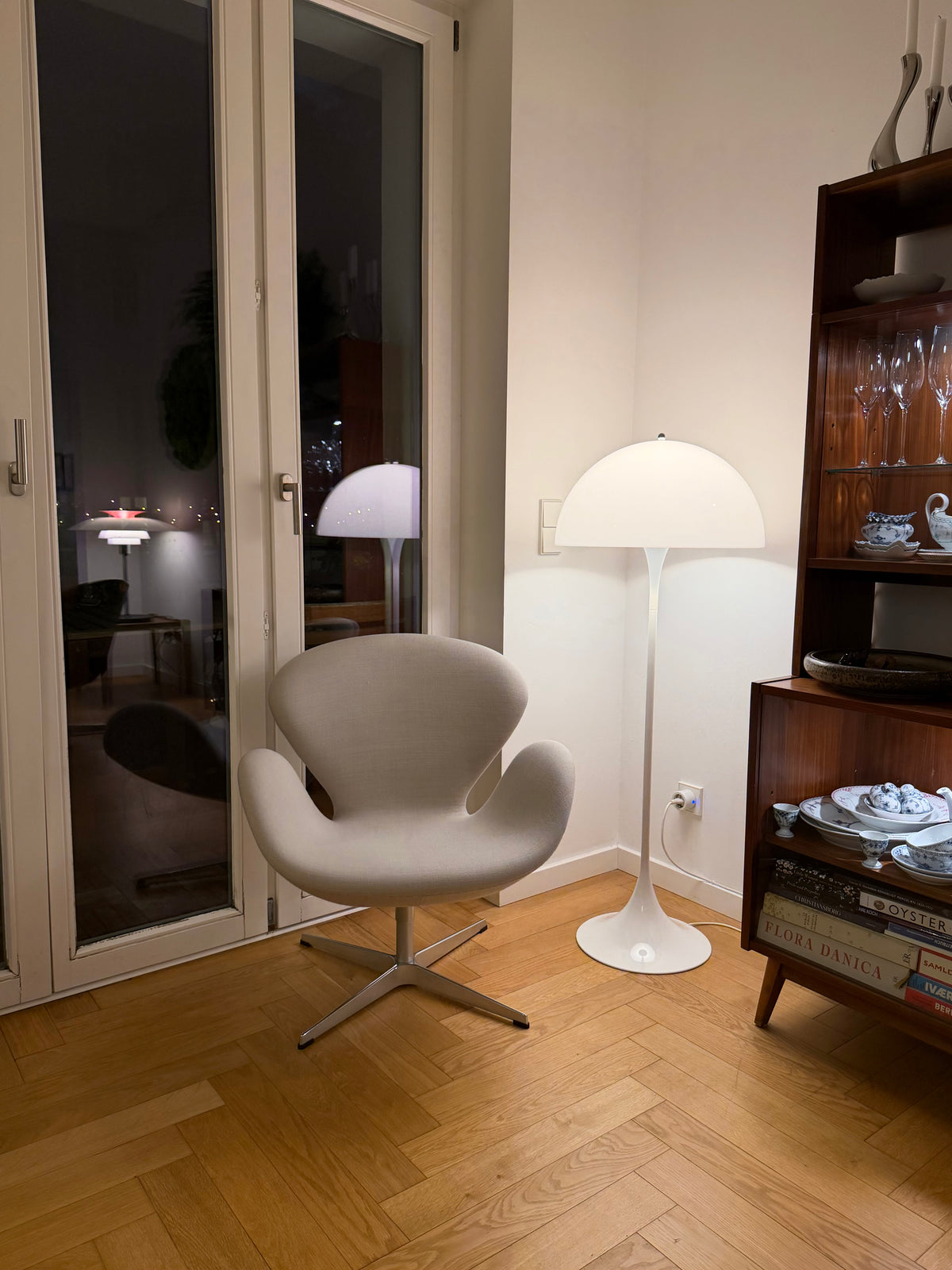 Original Swan Lounge Chair. Arne Jacobsen for Fritz Hansen