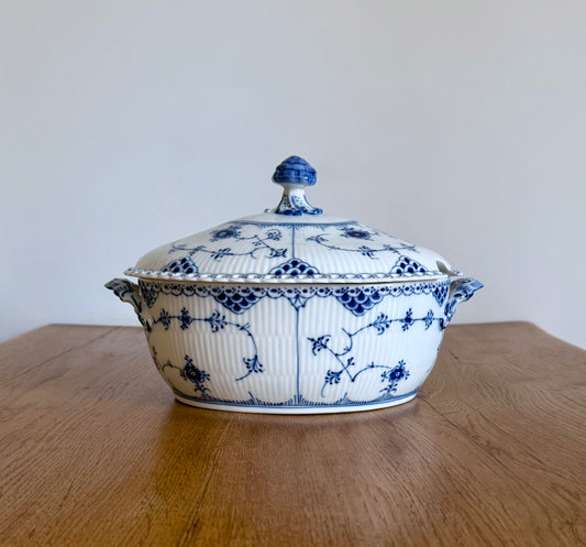 Royal Copenhagen Blue Fluted Full Lace tureen (#1109)