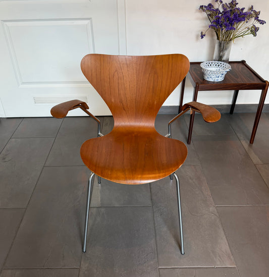 Original Series 7-armchair (3207). Arne Jacobsen for Fritz Hansen