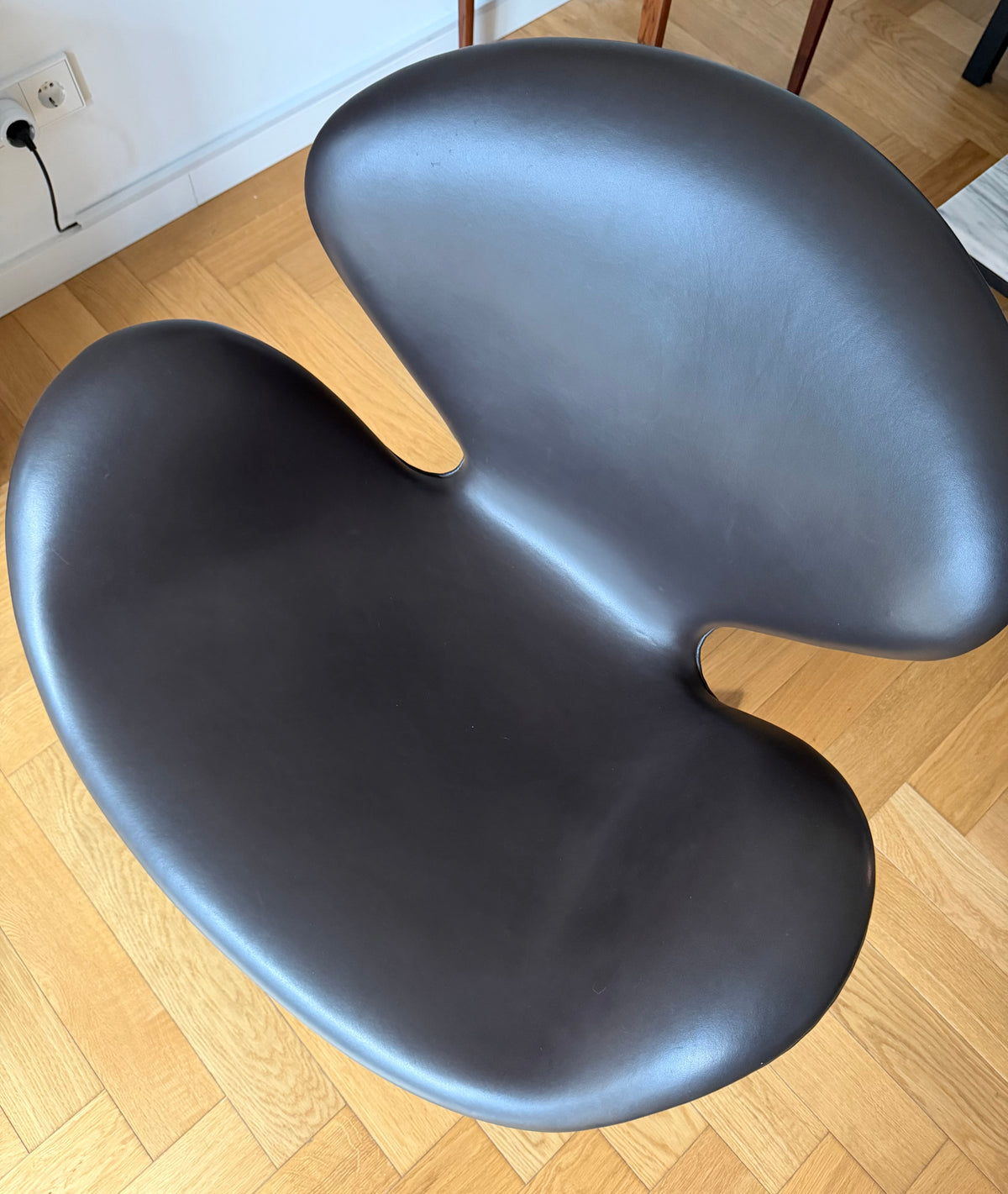 Original Swan Lounge Chair. Arne Jacobsen for Fritz Hansen