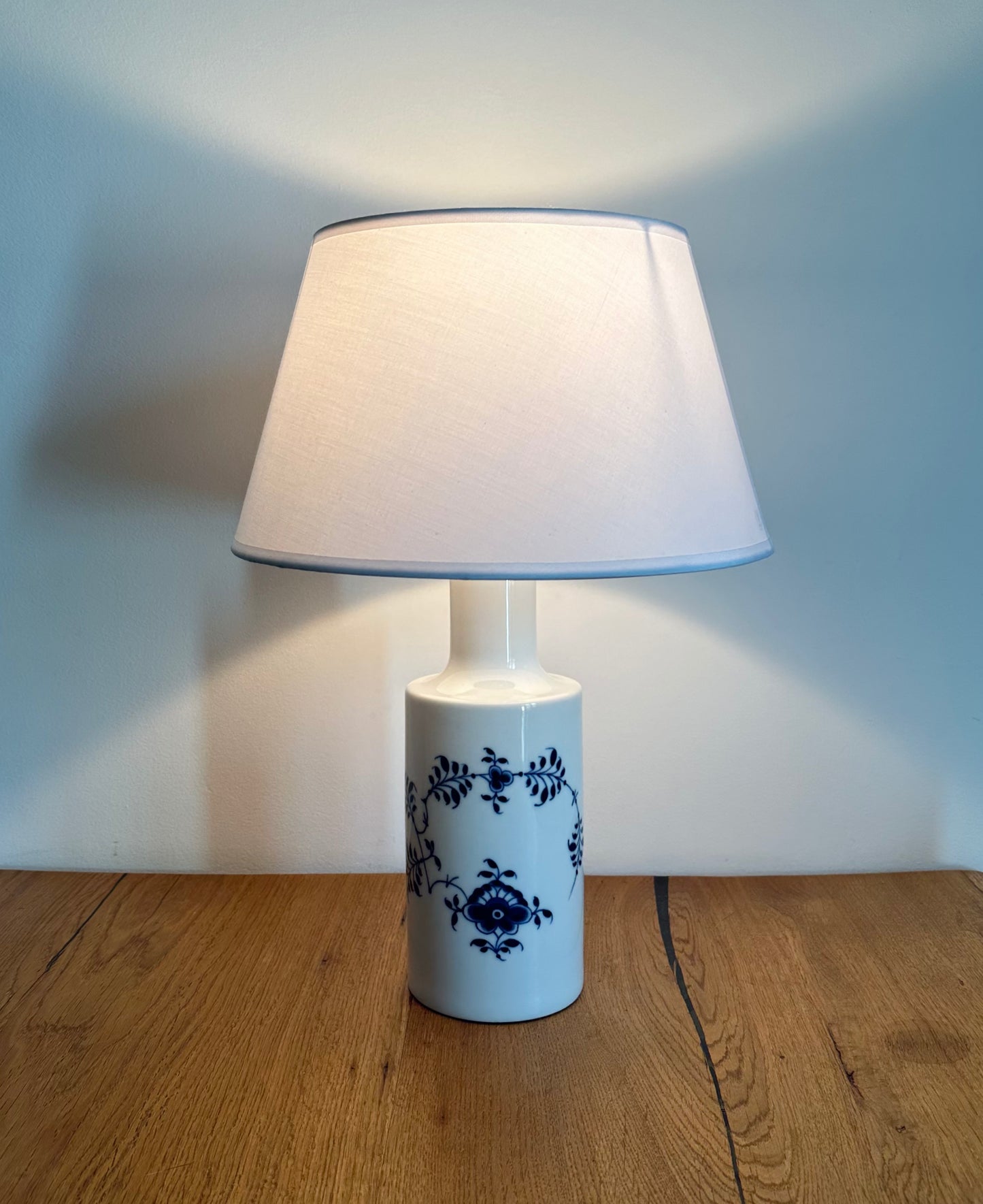 Original mussel painted Royal Copenhagen table lamp