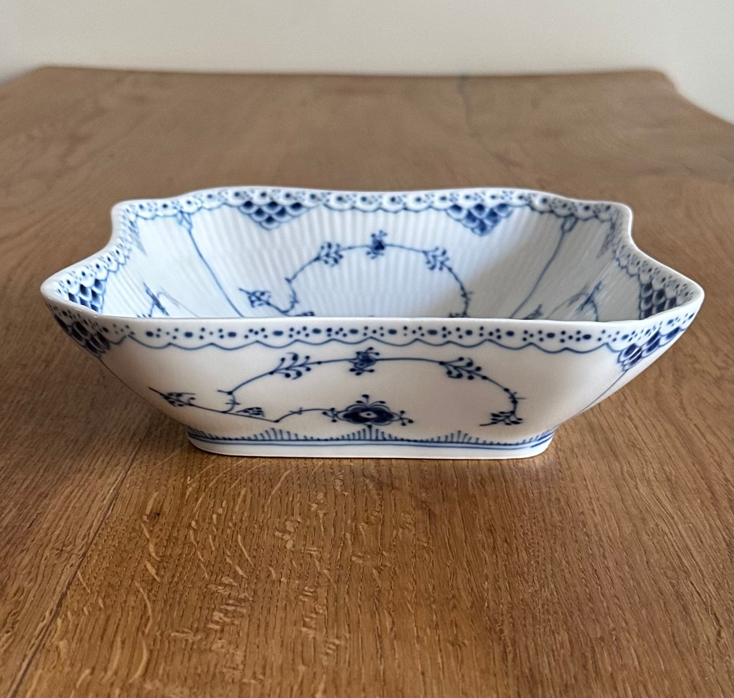 Royal Copenhagen Blue Fluted Half Lace salat bowl