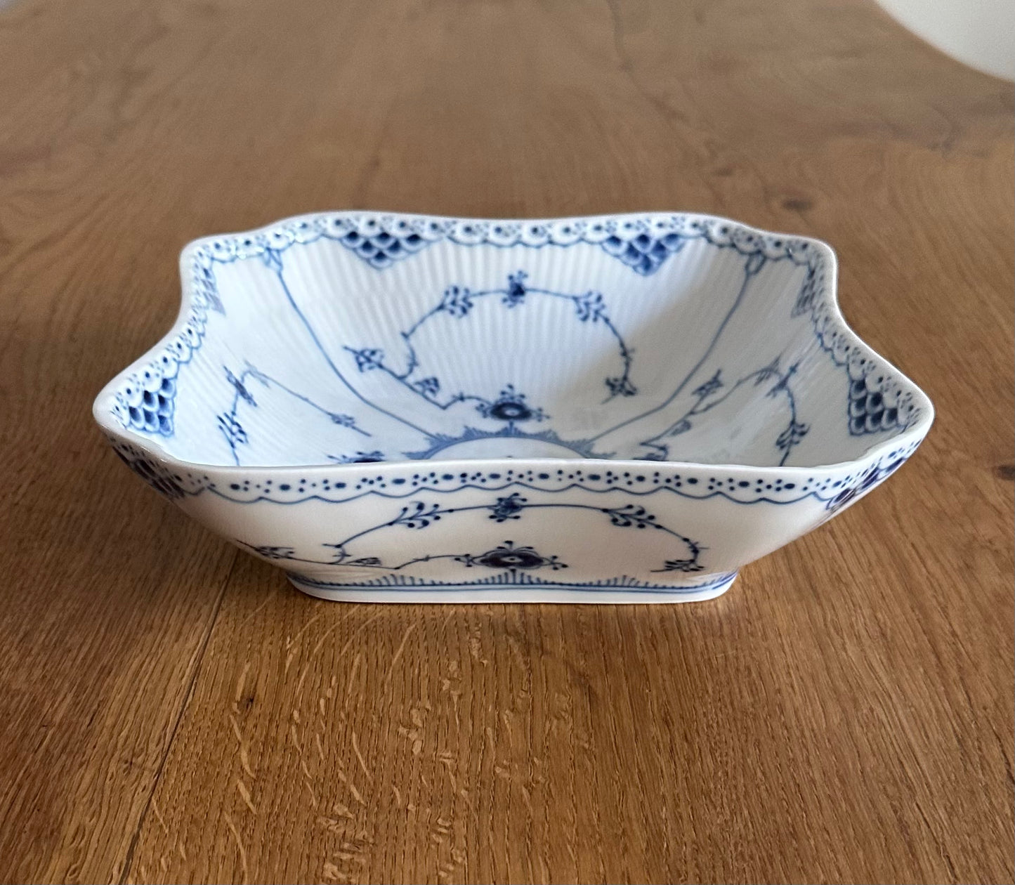 Royal Copenhagen Blue Fluted Half Lace salat bowl