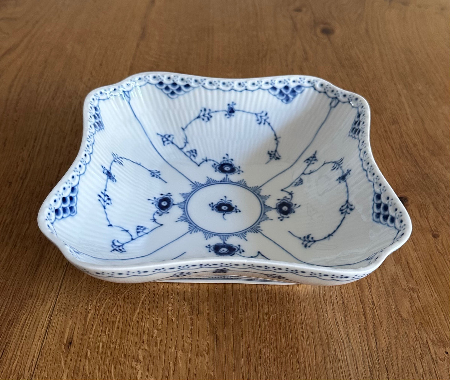 Royal Copenhagen Blue Fluted Half Lace salat bowl