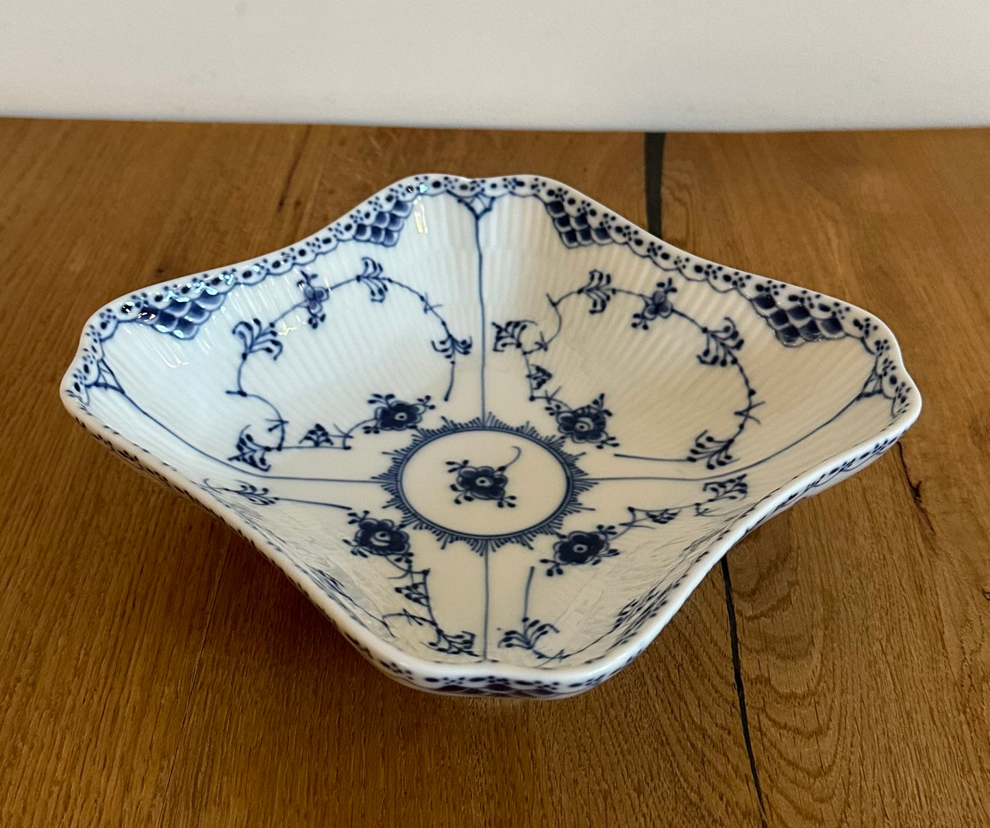 Royal Copenhagen Blue Fluted Half Lace salat bowl