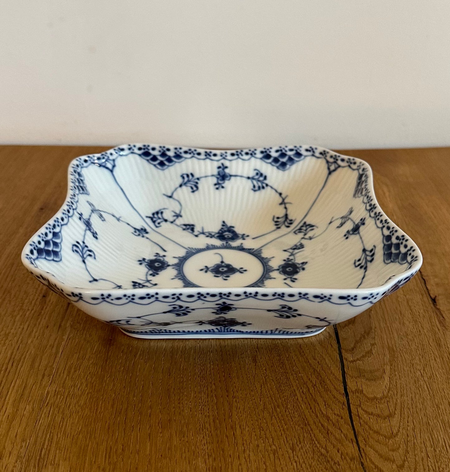 Royal Copenhagen Blue Fluted Half Lace salat bowl