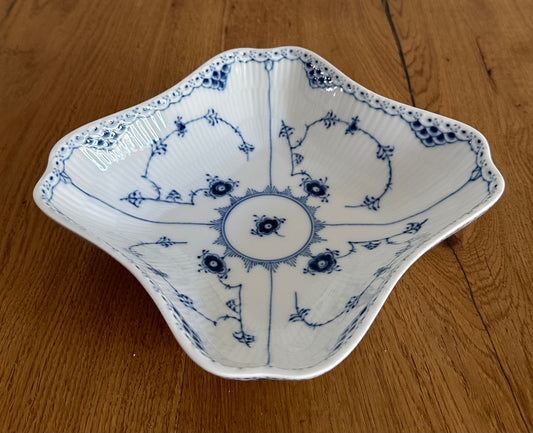 Royal Copenhagen Blue Fluted Half Lace salat bowl