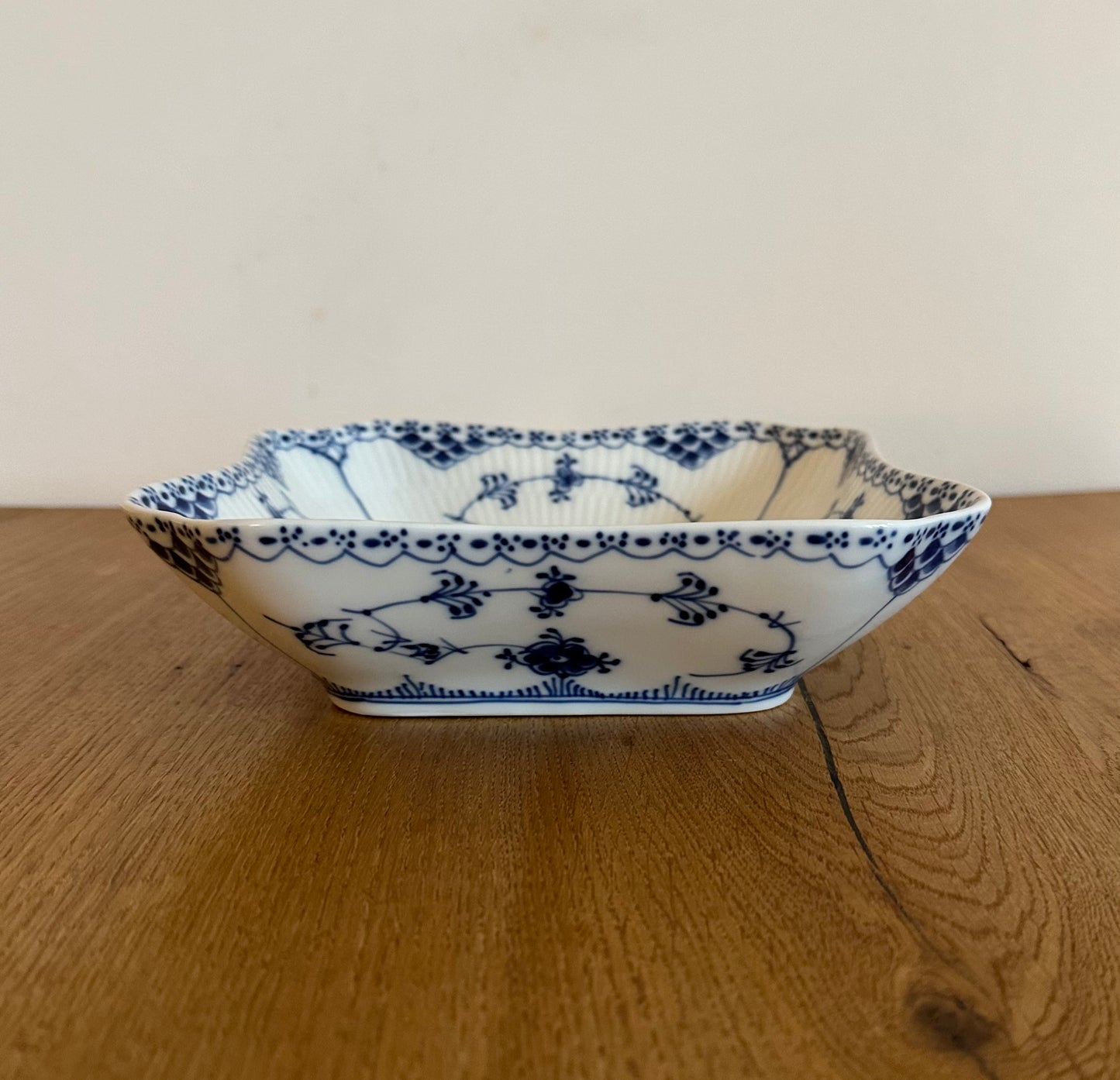 Royal Copenhagen Blue Fluted Half Lace salat bowl