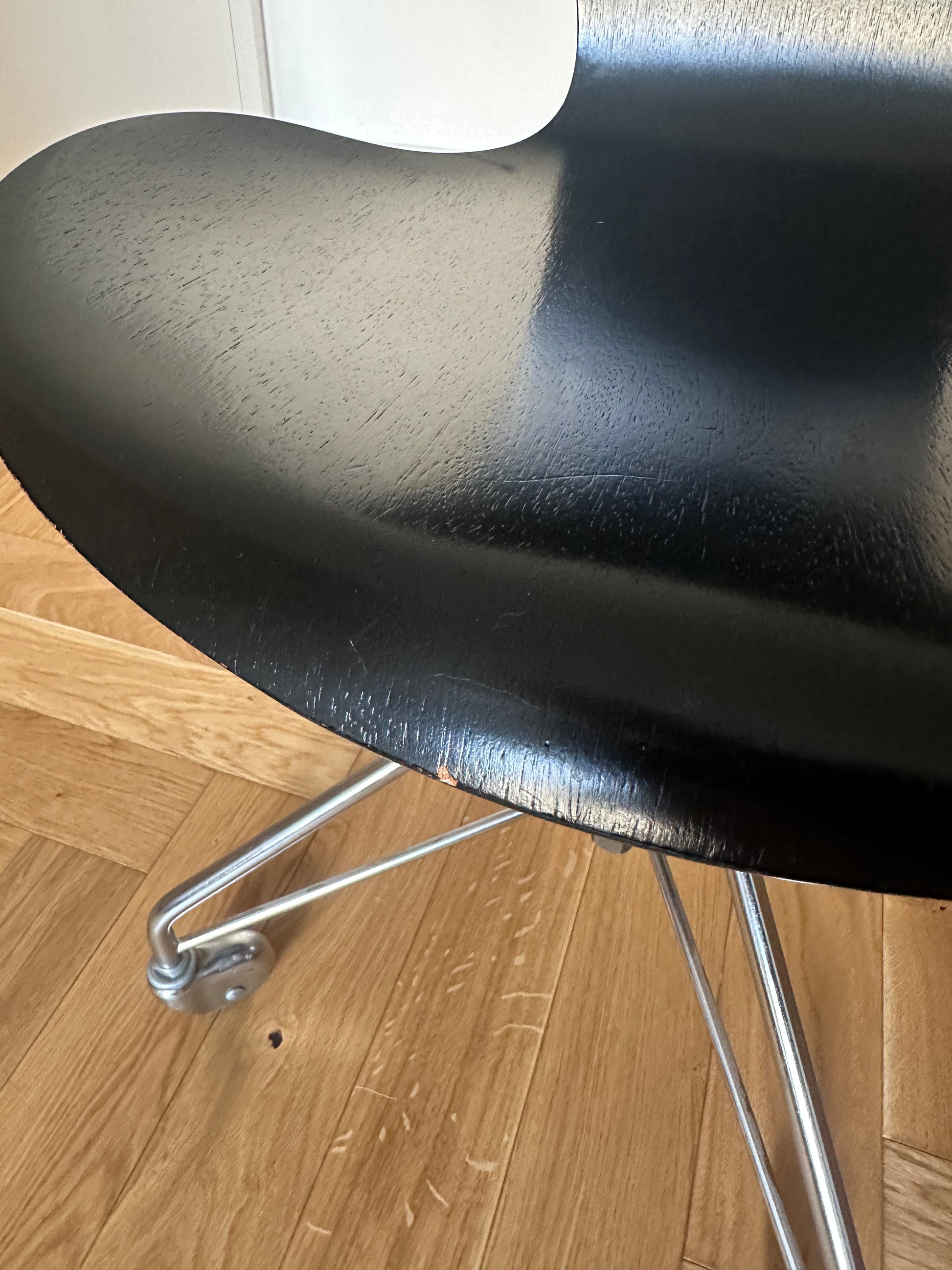 Original Series 7 office chair. Arne Jacobsen for Fritz Hansen