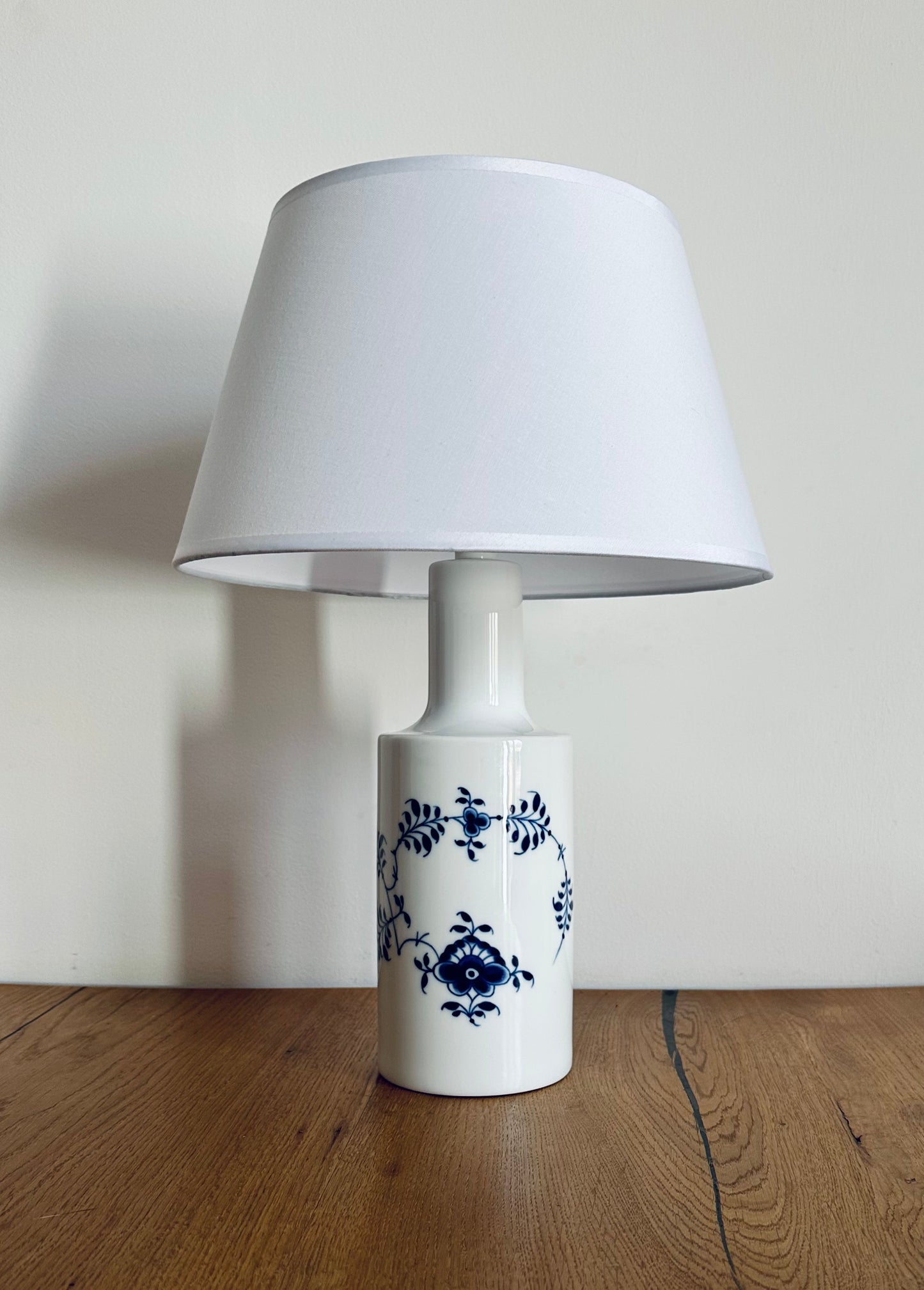 Original mussel painted Royal Copenhagen table lamp