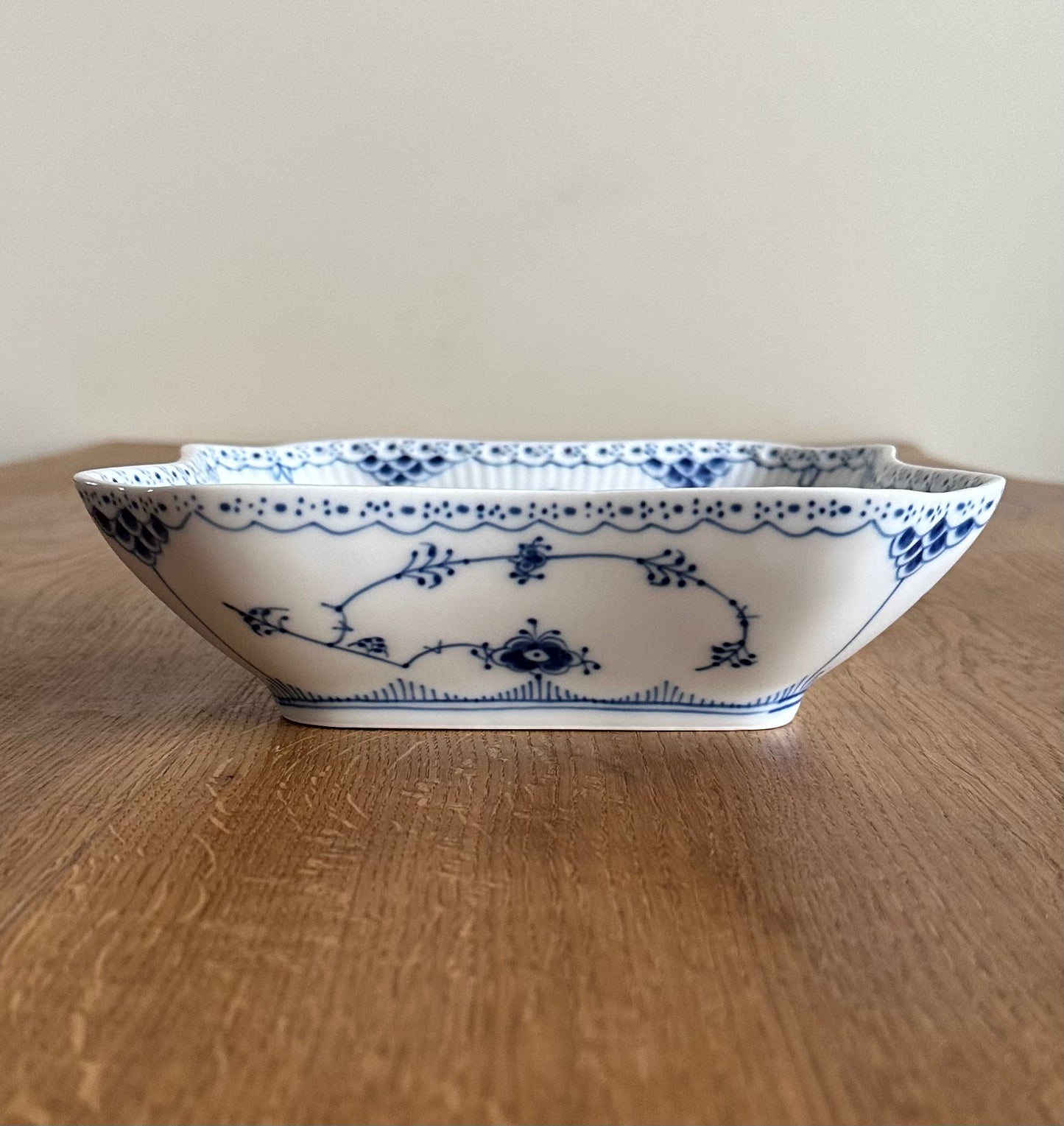 Royal Copenhagen Blue Fluted Half Lace salat bowl