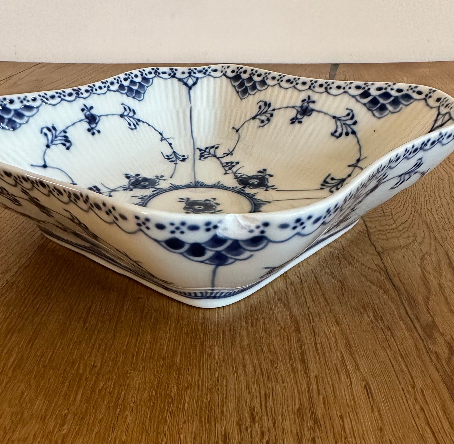 Royal Copenhagen Blue Fluted Half Lace salat bowl