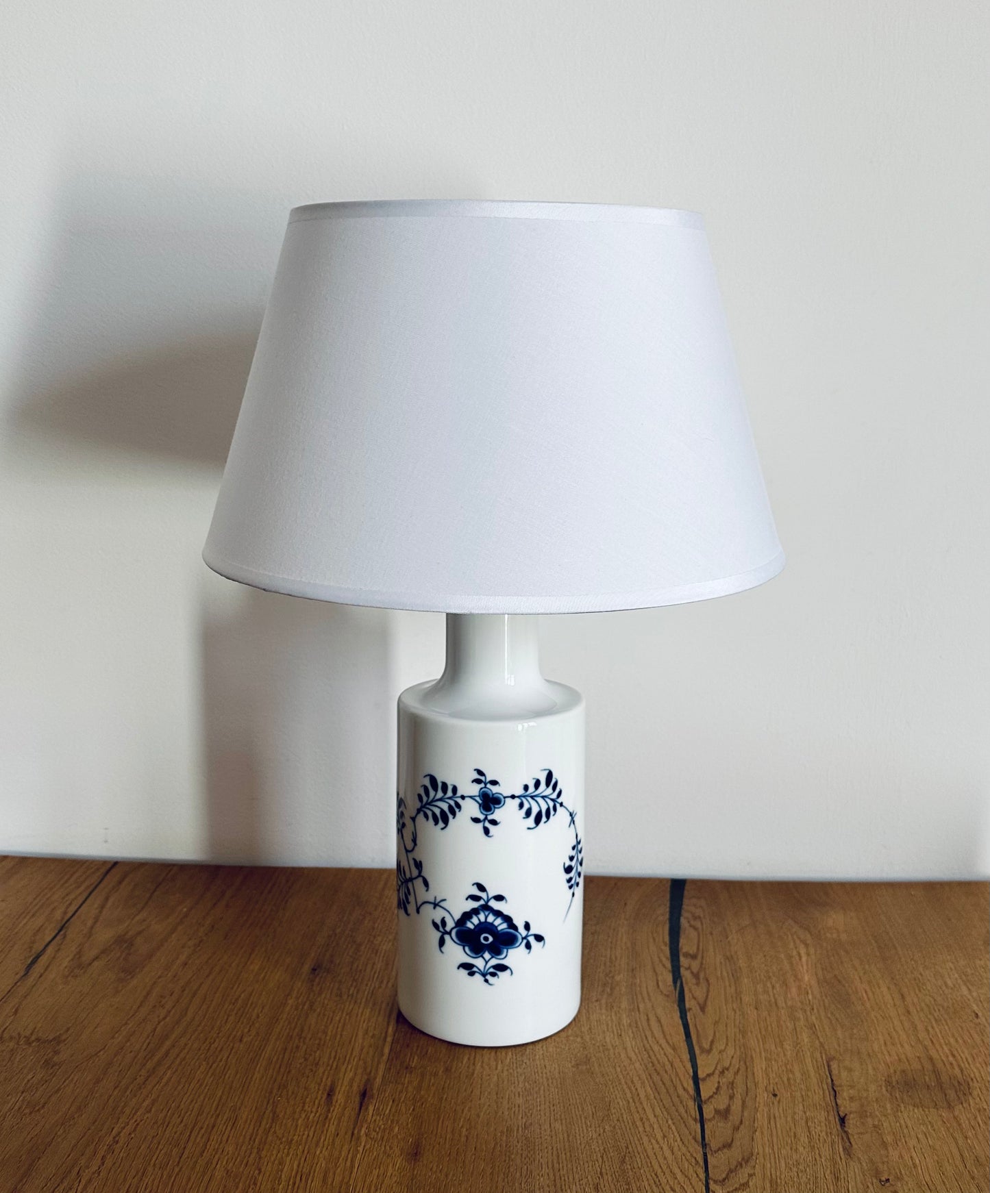 Original mussel painted Royal Copenhagen table lamp